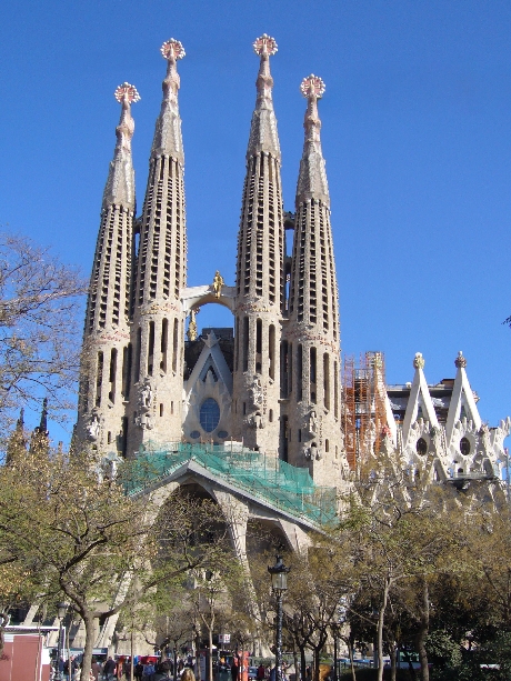 Barcelona%20-%20Gaudi%20-%20Sagrada%20familia%20overview.jpg